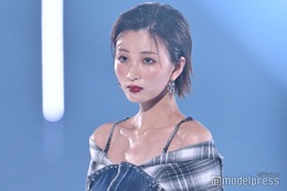 岡崎紗絵、美肩輝くミニ丈ワンピース姿 ウインクで観客悩殺【TGC2025A/W】 画像