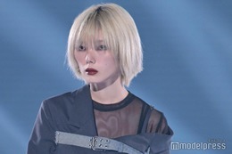 櫻坂46藤吉夏鈴、アシンメトリージャケットで美肩チラ見せ【TGC2025A/W】