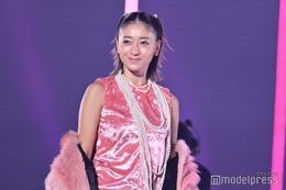 みちょぱ、ミニ丈からほっそり美脚輝く ハーフツインヘアで新たな魅力【TGC2025A/W】
