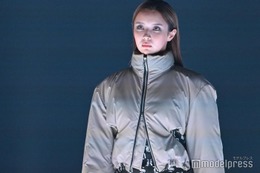 元櫻坂46小林由依、オールバックヘアで笑顔封印【TGC2025A/W】