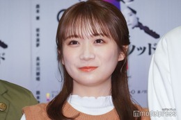 秋元真夏、ベッドで美脚全開「柔らかそうで憧れる」「綺麗」