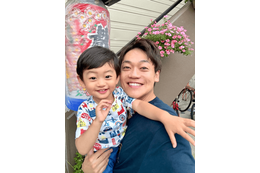 おばたのお兄さん、2歳になった息子と“男2人旅”！親子SHOTに「パパそっくりになってきましたね」「かわいい！」