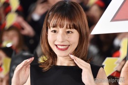 平野綾「お腹ぺったんこで上手く着れました」“十何年か前”のへそ出し衣装着こなす姿に反響「見惚れた」「可愛すぎる」