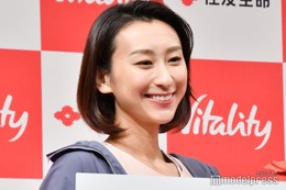 浅田舞、黒ストッキング姿でSEXY美脚披露「上品」「スタイル抜群」 画像