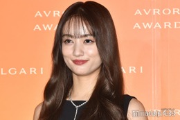 谷まりあ、膝上ミニで美脚輝く「ガーリーで似合う」「さすがの着こなし」と絶賛の声