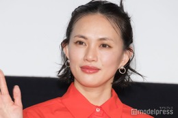 臼田あさ美、膝丈スカートで美脚際立つ「魅力的」「素敵な雰囲気」の声