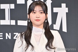 元日向坂46富田鈴花「父と母とイタリアへ」満喫ショット公開 デコルテ透けるノースリ私服に「金髪に黒似合う」「素敵な家族」