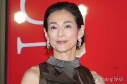 鈴木保奈美、ホルターネックで美背中大胆開放「あちこち重力に負けてきてるけど、背中はけっこうイケてると思うの」 画像