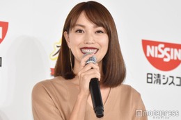 蛯原友里、美脚際立つしゃがみ姿「スタイル抜群」「組み合わせがおしゃれ」