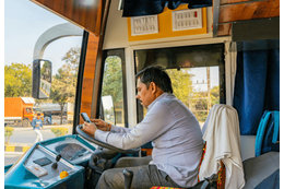 【ハワイで】貸し切り状態のバスに乗ると⇒「すぐ戻るよ〜」運転手の”驚きの行動”に「ほっこり」「自由に生きていいんだな」 画像