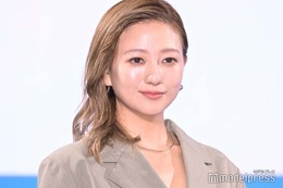 伊藤千晃、ショーパン姿で美脚チラリ「可愛すぎ」「ハワイが似合う」の声 画像