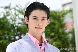 M!LK佐野勇斗、縦眉ショットが「表情筋が豊か」「もっくんと対決してほしい」と話題 人気芸人「面識ないですが」自撮りで対決も