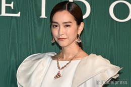 桐谷美玲、気品漂う純白ドレス姿で美デコルテ披露「これからの人生もっと輝いていけたら」今後に意欲【ブルガリ展覧会フォトコール第一夜】