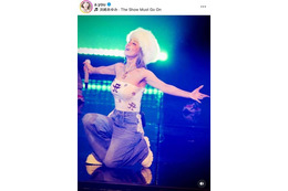 浜崎あゆみ、美デコルテ披露のステージSHOT！アジアツアー後半戦への想いに「気合い最高」「頑張れ！！」の声