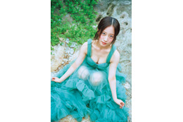 NMB48川上千尋、美谷間チラリのふんわり衣装SHOT披露！初の写真集で大人っぽくセクシーな魅力が全開