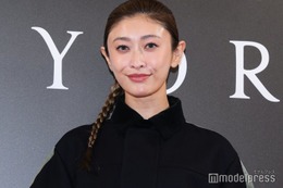 山田優、個性派セットアップで美脚スラリ 夫・小栗旬とのエピソード明かす「2人で違う階でお買い物ができたり」
