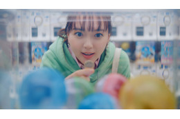 多部未華子、マック新CMでカプセルトイに夢中 自身を幸せにするものは“自転車”「ほぼ毎日乗る」 画像