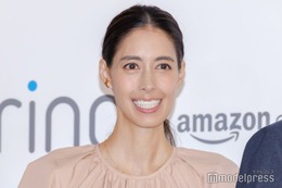 森泉、広々ダイニング公開 テーブルの上に巨大観葉植物が“占領”「圧巻」「オシャレ」の声