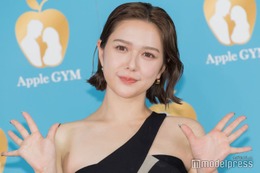 村重杏奈、大胆スリットから美脚見せ「大人っぽい」「魅力的」の声