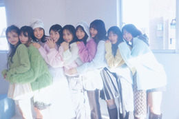 櫻坂46四期生、9人全員揃って「ViVi」登場 “いつもと違う”ニットコーデでファッションシュート