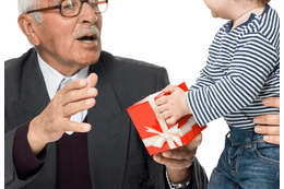 誕生日を迎えた50代の祖父　孫がプレゼントを渡した瞬間⇒祖母への”予想外の行動”に「まだ2歳なのに」「優しい」 画像