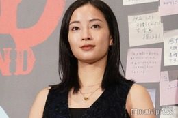 広瀬すず、ノースリーブ衣装で登場 共演者の可愛さにとろける【宝島】