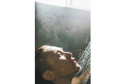 SUPER EIGHT安田章大、大人の色気纏ったシャワーシーン・素の笑み…写真集中面カット追加公開【DOWN TO EARTH】 画像