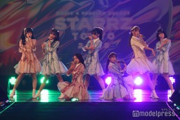 22/7、膝上ワンピから美脚ちらり キュート×クールのギャップで魅了【STARRZ TOKYO 2025】