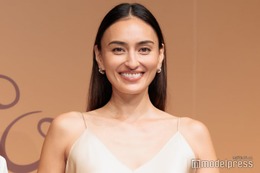 長谷川潤、キャミドレス姿で登場 12歳長女とのCM共演に思い語る「うるっときちゃう」