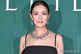 板谷由夏、大胆サイド空きドレスで美脚スラリ 宮澤エマ・吉田羊らドレスアップし集結【ブルガリ展覧会フォトコール第二夜】
