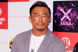 秋山成勲、美人娘へのハグショット公開「スタイル良い」「家族愛」 画像