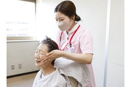 80歳女性への美容「えっ、こんなに違うの？」その変化に姪がびっくり！表情や声、行動にも効果をもたらす「介護美容」とは？