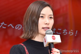 朝日奈央、美デコルテ輝く衣装姿公開「鎖骨が綺麗」「色白で眩しい」 画像