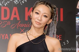 倖田來未、背中オープン衣装で美スタイル披露 30周年に向け意気込み「50手前でも踊って」「年相応とか関係ない」 画像