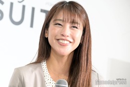 岡副麻希、黒水着姿でプール満喫 “三世代旅行”での動画公開「笑顔が素敵」「幸せそう」