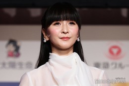 Perfumeかしゆか、“超ミニ丈”で美脚全開・レアなお団子ヘアも披露「新鮮」「リアル女神」