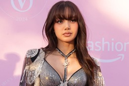 BLACKPINKリサ、胸元ざっくりニット着こなし美脚披露「異次元スタイル」「人形みたい」と反響 画像