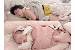 辻希美、0歳次女と6歳三男の“可愛い界隈”SHOTを公開「使い方あってる?!笑」 画像