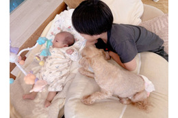 辻希美、生後1ヶ月次女に三男＆愛犬が寄り添うほっこりSHOT披露「仲良し」「可愛い」 画像