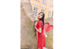 日向坂46河田陽菜、赤ワンピ姿で“キスマーク”モニュメントと撮影 2nd写真集先行カット第8弾公開【テイクオフ】 画像
