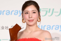 仲里依紗、膝上ミニドレスで美脚＆デコルテ際立つ 脚が魅力的な芸能人明かす「本当に異次元」【第21回クラリーノ美脚大賞2025】 画像