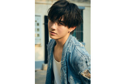 前田拳太郎、自身初のカレンダー発売決定！上海と宮古島を舞台にエモーショナルな美麗カット連発 画像