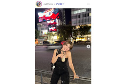 「シャッフルアイランド」羽柴なつみ、スリット入りデニムから美脚チラリ「セクシー」「オシャレ」 画像