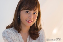 久慈暁子、透け感ワンピースから美脚チラリ「透明感すごい」「眩しい」と反響 画像