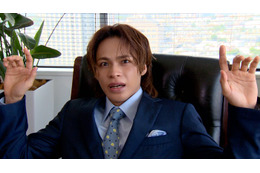 上田竜也、社長姿でキュートな笑顔＆キメ顔炸裂 “今1番うるおってほしい人”も明かす「ライブを通じて…」