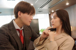 【推しが上司になりまして フルスロットル 第1話】社長入院・推しの舞台降板…絶望する南愛衣（鈴木愛理）の前に現れた“不審者”とは 画像