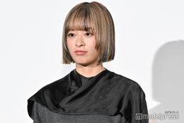 森七菜、金メッシュヘアで雰囲気ガラリ 透けタイツ×ミニスカで美脚披露【秒速5センチメートル】 画像