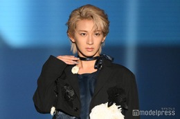 ドラマ初主演話題のMAZZEL・NAOYA、首に巻いたリボン＆コサージュで華やかオーラ放つ【TGC北九州2025】