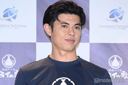 小島よしお、1歳息子とディズニーへ 抱っこショット公開に「素敵なパパ」「大きくなった」と反響