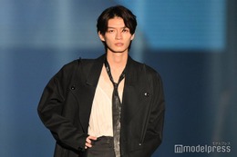 原因は自分にある。杢代和人、Vネック×レザーネクタイで素肌見せ【TGC北九州2025】